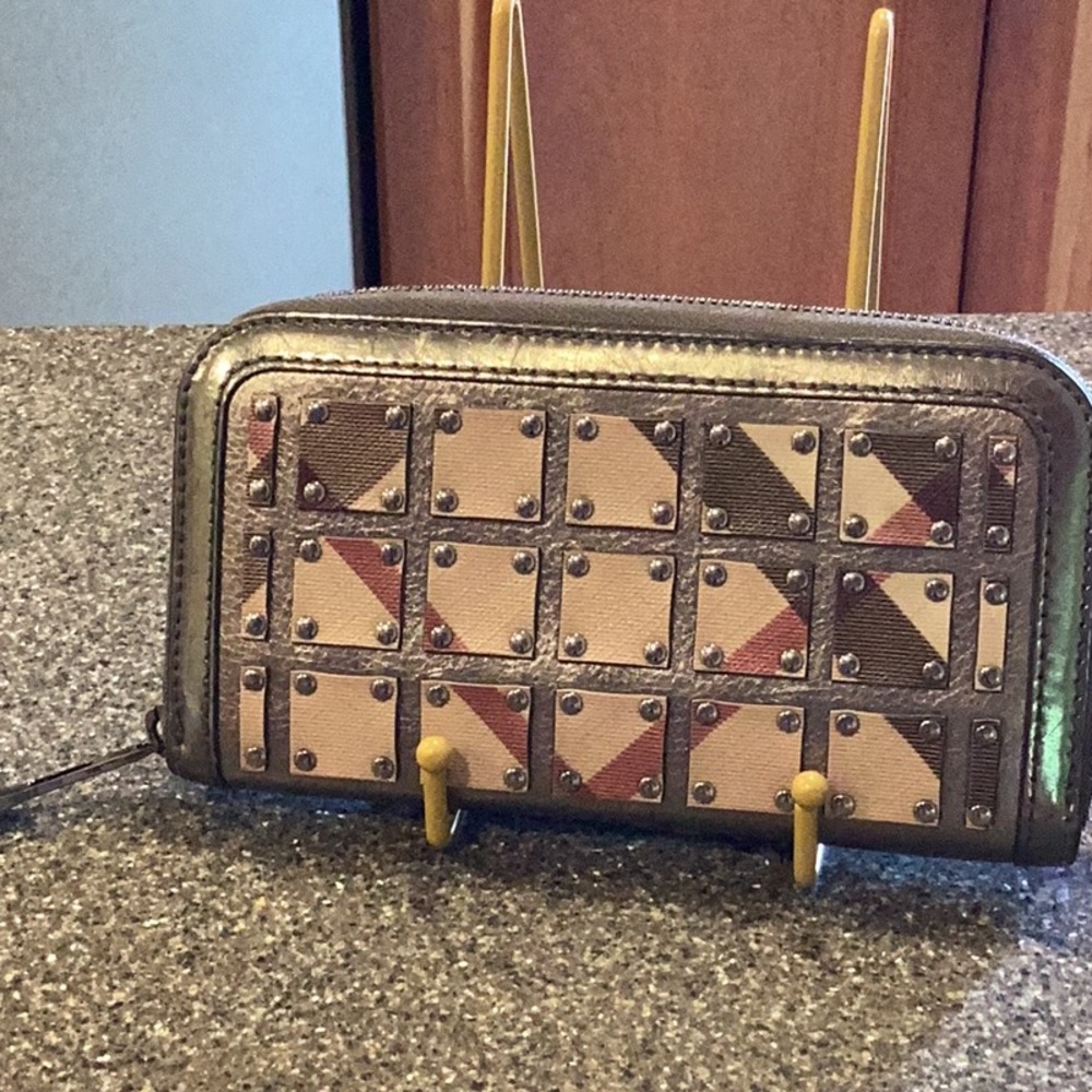 Burberry Zip Around Wallet EUC - Picture 2 of 14